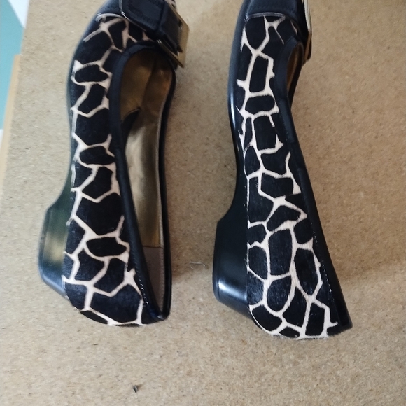 Bandolino giraffe print leather ballet flats with buckle size 7 - Picture 4 of 7